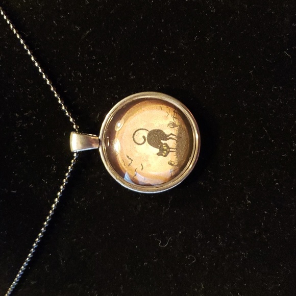 Round Spooky Cat Pendent - Picture 2 of 4